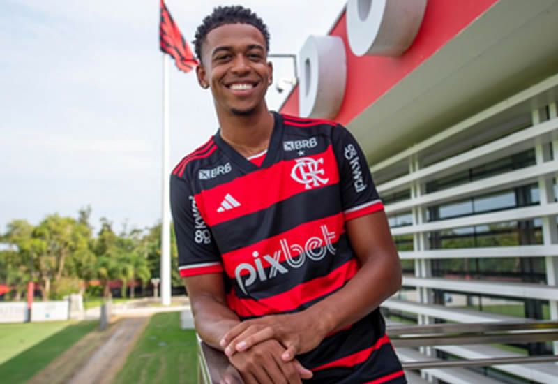 Flamengo confirma chegada de atacante Carlinhos
