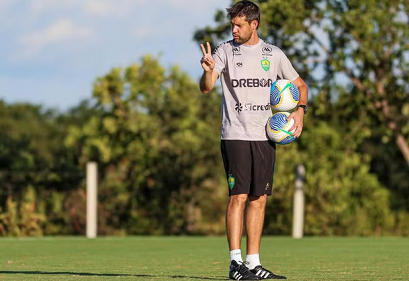 Escalao do Cuiab: Trs jogadores voltam contra o Atltico-MG, e Iubel deve escalar time sem novidades