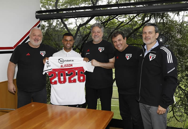 Alisson renova contrato com o So Paulo at 2026 sob confiana de Dorival Jr