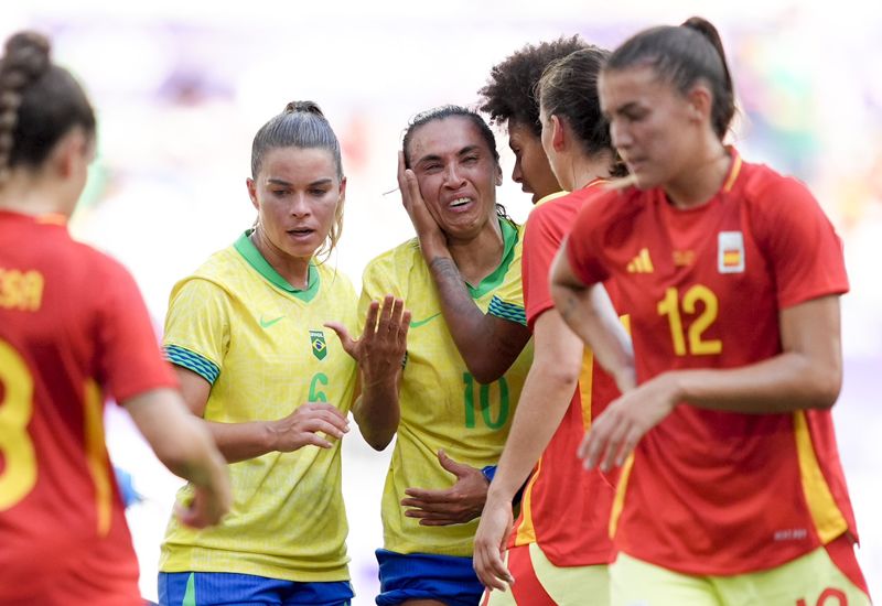 Marta  expulsa, Seleo sofre derrota para a Espanha, mas avana s quartas de final nas Olimpadas