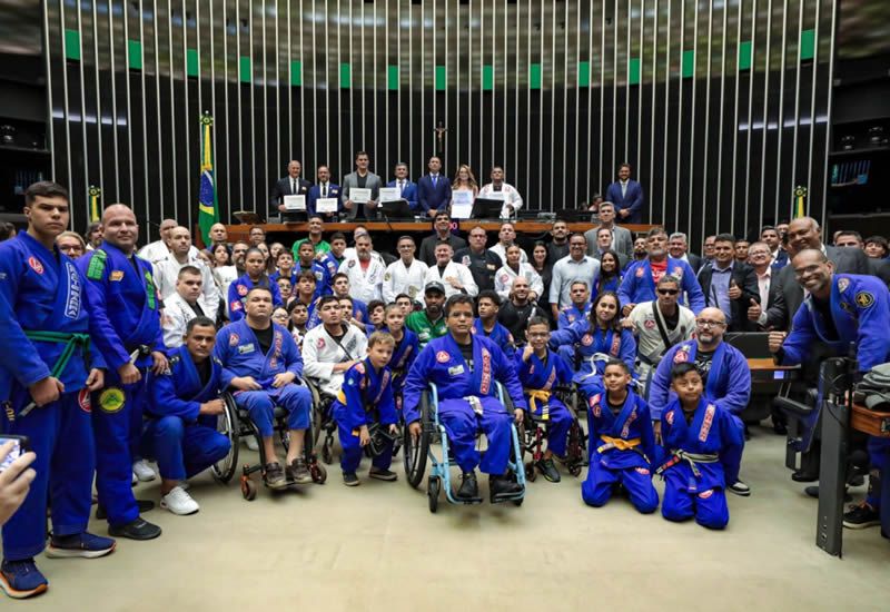 Primeira-dama de MT recebe ttulo de madrinha nacional do Jiu-Jitsu Paradesportivo em evento na Cmara Federal em Braslia