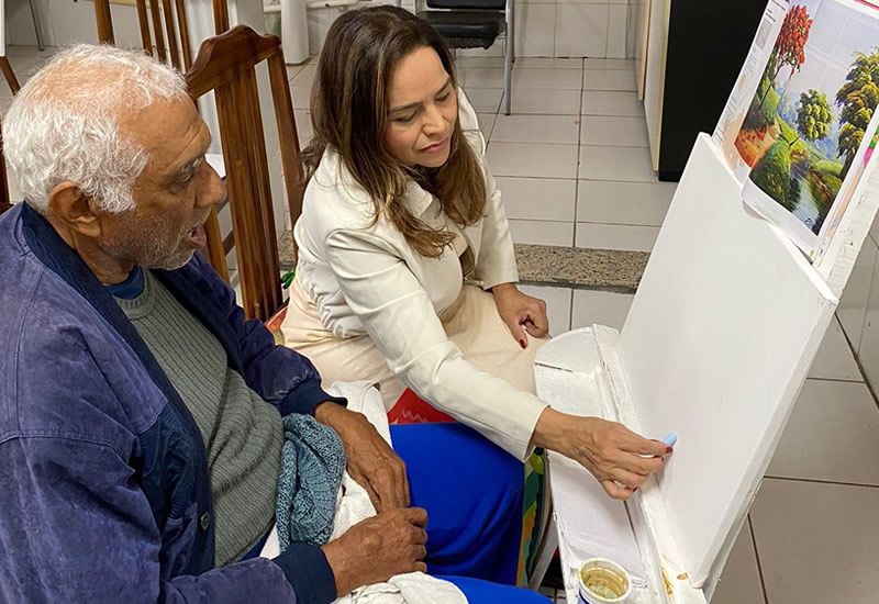 Idosos do Abrigo do Bom Jesus iniciam cursos de pintura em tela e cermica