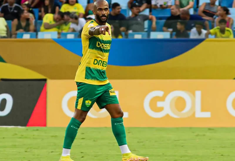 Cuiabá não renova contrato com o lateral Patric Calmon para a próxima temporada