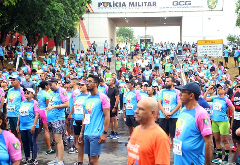 Comea a entrega dos kits para a 24 Corrida Homens do Mato pela Polcia Militar