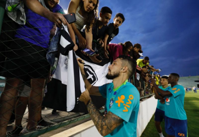 Seleo realiza primeiro treino em Braslia com torcida e presena de pentacampeo