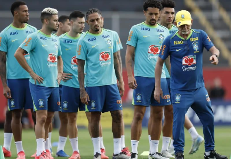 Sem Gerson, Seleo realiza primeiro treino em Salvador visando o confronto contra o Uruguai