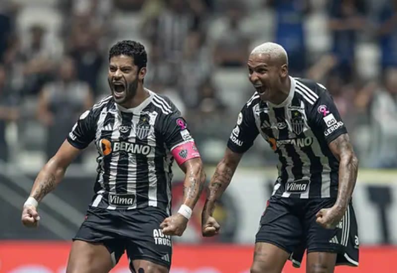 Atltico-MG derrota Grmio com gols de Hulk e Deyverson em jogo atrasado do Brasileiro