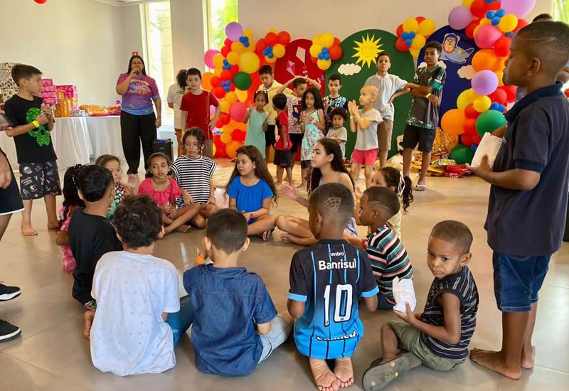 Assistidos da AACCMT comemoram o Dia das Crianas com atividades especiais