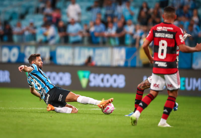 Grmio faz virada impressionante e encerra invencibilidade de Tite no comando do Flamengo