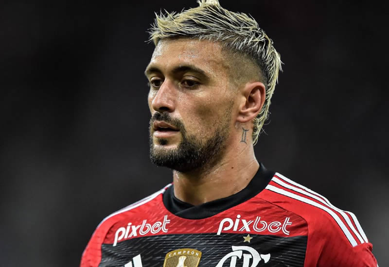 Arrascaeta fica desapontado com empate no clássico e pede compromisso na reta final do Brasileirão