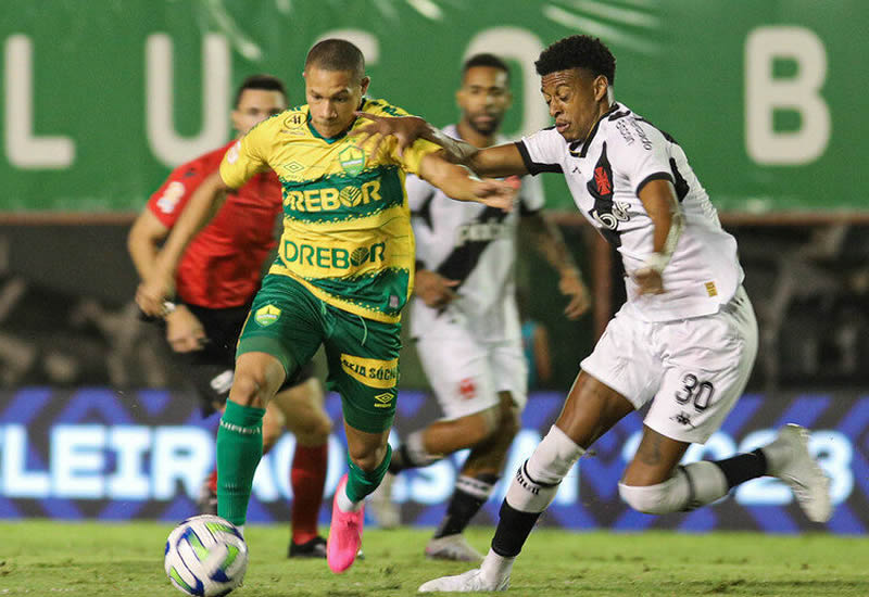 Vasco busca alternativas sem artilheiro para confronto contra o Cuiabá; técnico avalia opções