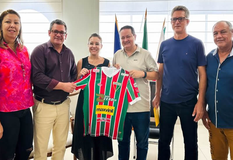 Flávia é presenteada com camisa do Operário em Várzea Grande