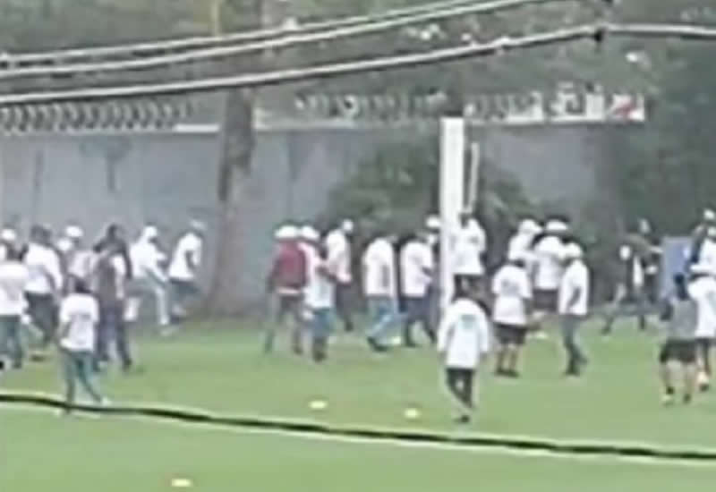 Torcida organizada do Santos invade o CT Rei Pelé e pressiona elenco; veja o vídeo