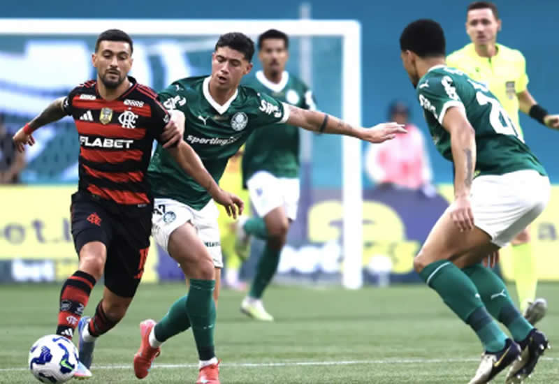 Rossi brilha no gol, Flamengo bate Palmeiras e cola no topo do Brasileirão