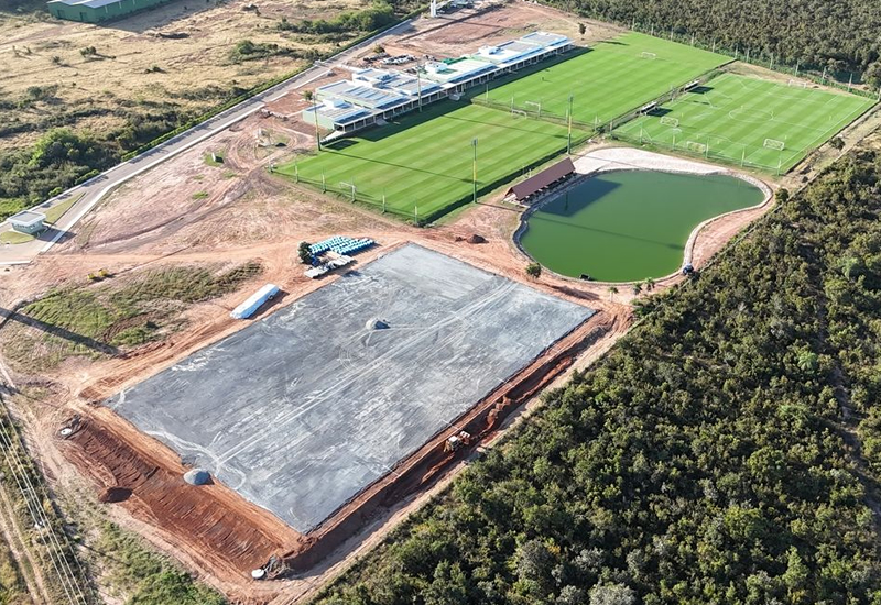 Construção do campo sintético no CT Manoel Dresch segue em ritmo intenso