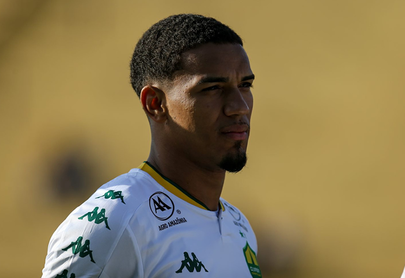 Denilson recebe terceiro amarelo e fica fora do jogo do Cuiabá contra o Coritiba
