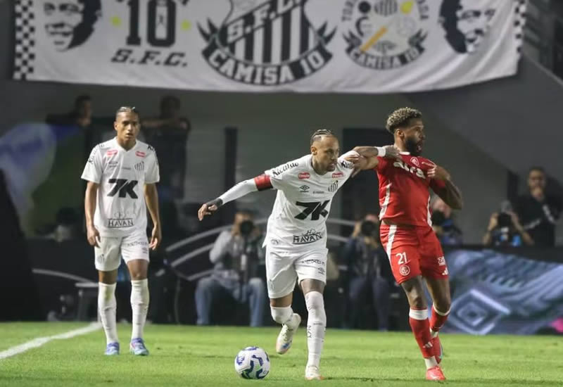 Santos encara o Juventude em confronto importante para se afastar do Z-4