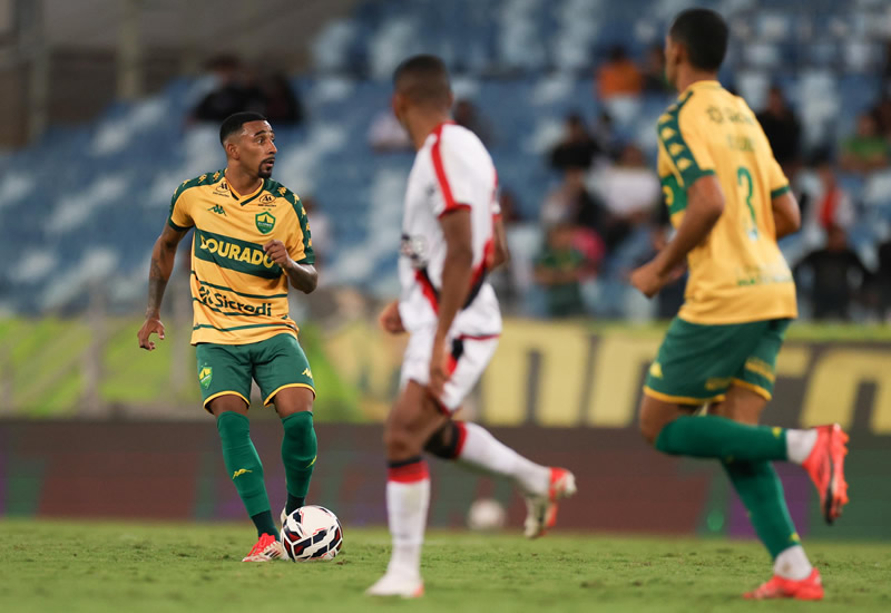 Cuiabá leva gol nos minutos finais e empata com o Atlético-GO pela Série B