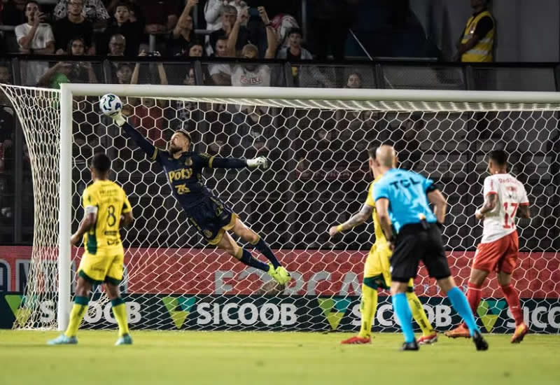 Ex-Cuiabá Walter é o goleiro mais eficiente do Brasileirão