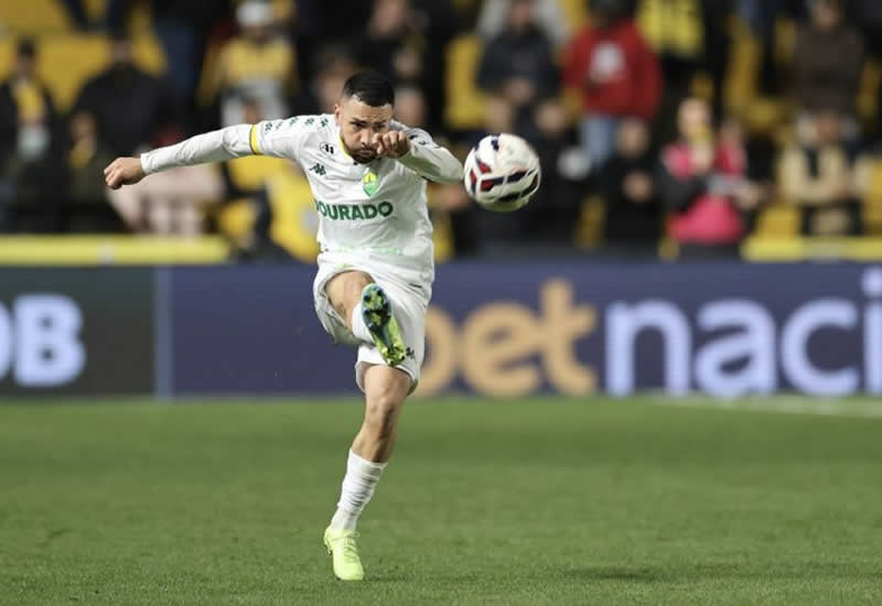 Lateral do Cuiabá some dos jogos após falha grave