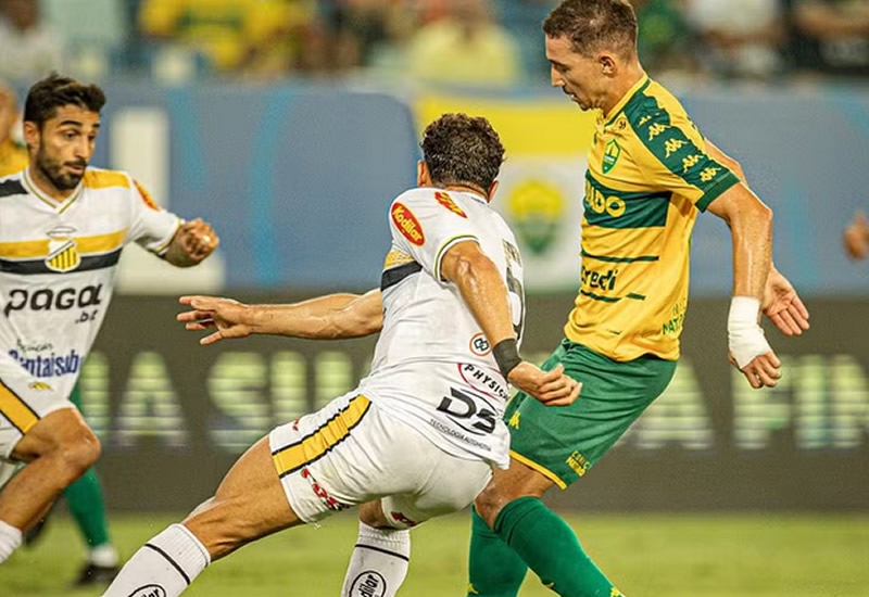 Cuiabá cai para nono na Série B, fica a quatro pontos do G-4 e enfrenta o líder na Arena