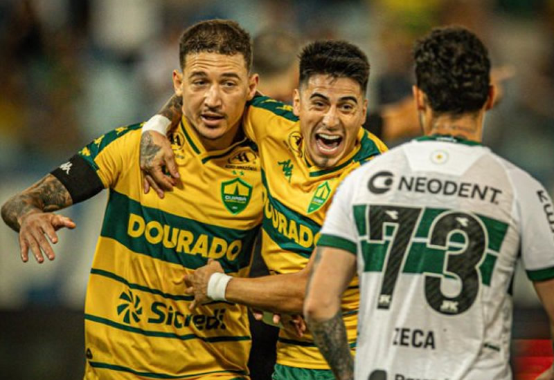 Mesmo com pênalti perdido, Cuiabá derrota o Coritiba e continua firme na luta pelo acesso