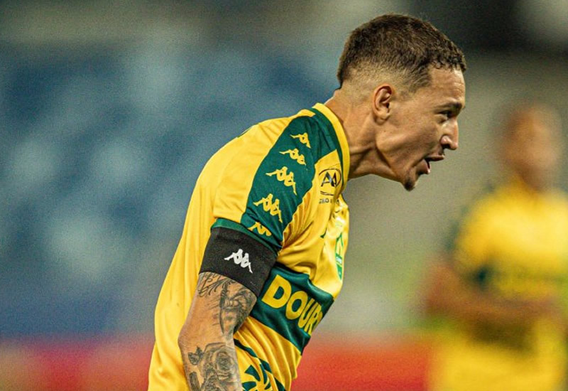 Alisson Safira sofre grave lesão e está fora do Cuiabá pelo restante da temporada 2025