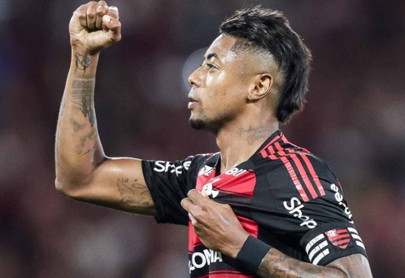 Bruno Henrique é multado por gesto obsceno, mas está liberado para jogar pelo Flamengo na Libertadores