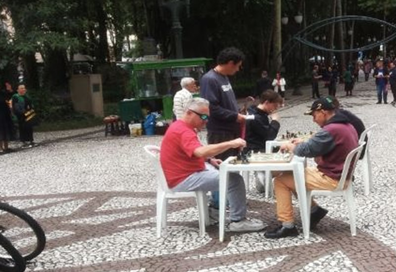 'Xadrez na Praça' leva diversão e aprendizado para a Praça Alencastro