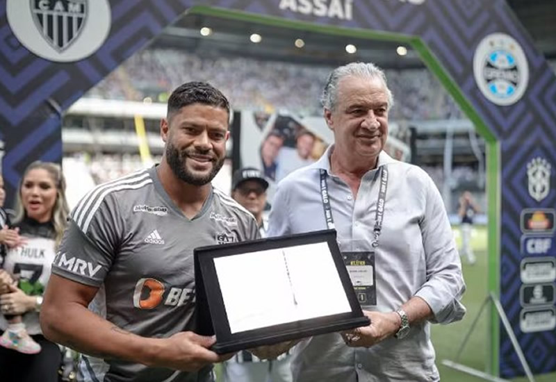 Presidente do Atlético-MG garante permanência de Hulk e tranquiliza torcida