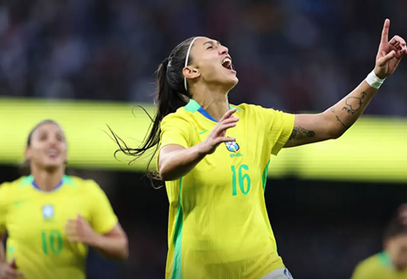 Brasil vence a Inglaterra em amistoso mesmo jogando com uma a menos