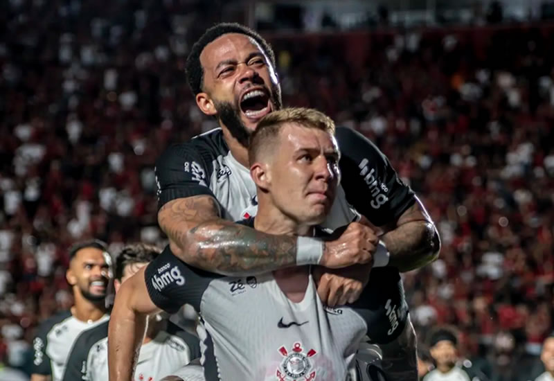 Corinthians marca no fim, vence o Vitória e respira fora da zona de rebaixamento
