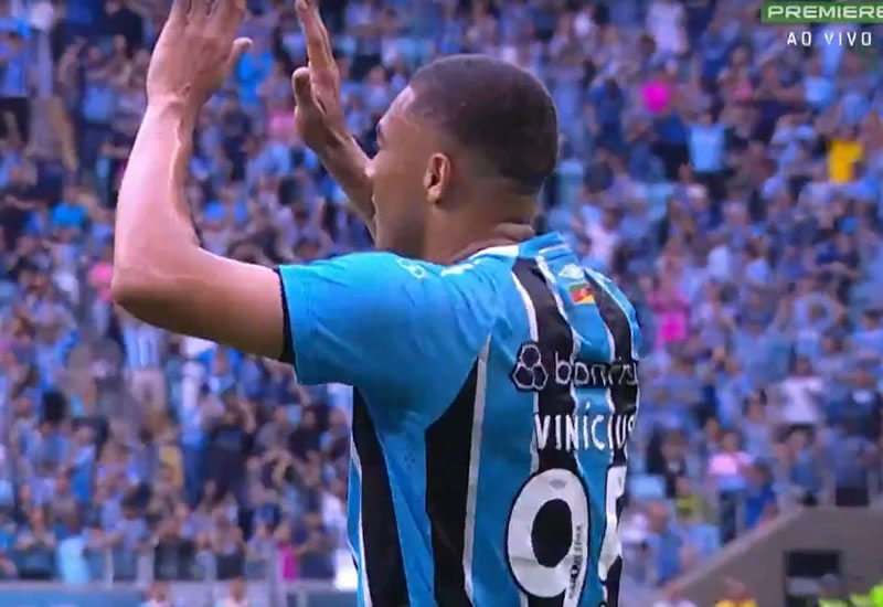 Carlos Vinicius brilha com três gols, e Grêmio vence o Juventude na Arena