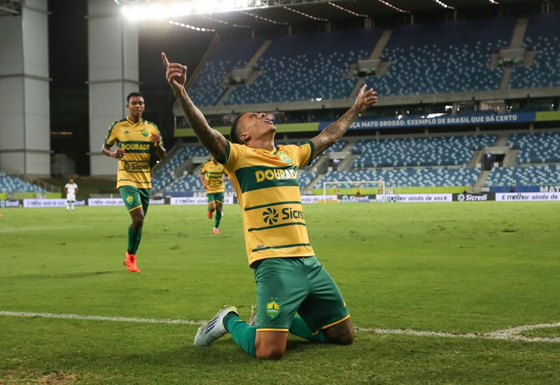 Torcedor que acompanhou três jogos da Série B ganha entrada liberada pelo Cuiabá