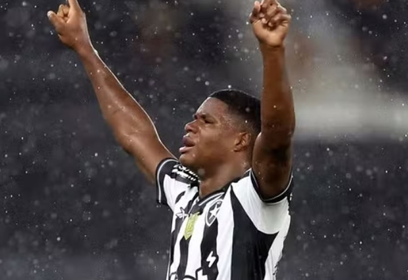 Panamenho brilha com dois gols e Botafogo vira sobre o Sport nos minutos finais