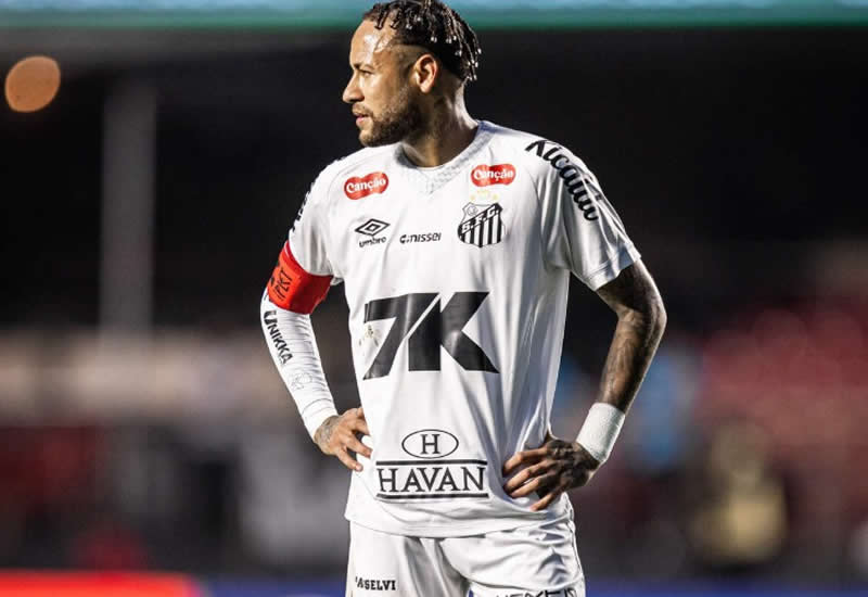 Neymar renova contrato com o Santos e segue no clube até 2026
