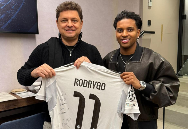 Em visita ao Real Madrid, presidente do Cuiabá recebe camisa de Rodrygo