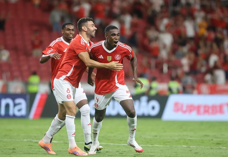 Inter supera o Inter de Santa Maria e segue líder do Gauchão