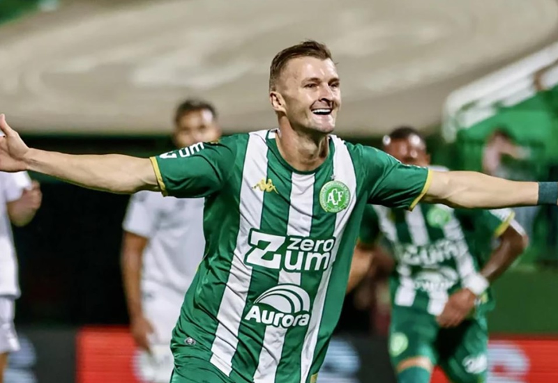 Chapecoense supera o Santos e larga com vitória no Brasileirão