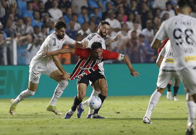 Clássico termina empatado na Vila Belmiro e protestos ampliam crise do Santos
