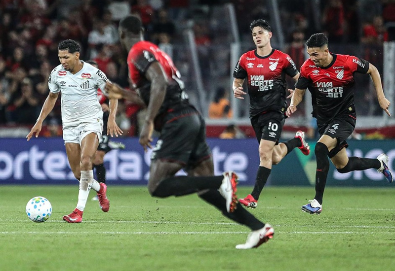 Athletico-PR supera o Santos e mantém rival na zona da degola