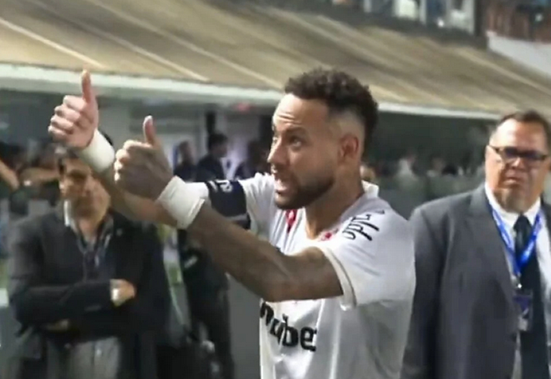 Neymar bate boca com torcedores depois de atuação ruim contra equipe alternativa do Recoleta