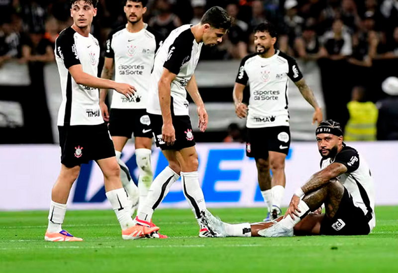Falha do Corinthians piora lesão e adia retorno de Memphis