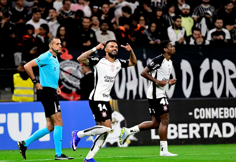 Com vitória sobre o Santa Fe, Corinthians dispara na liderança do Grupo E