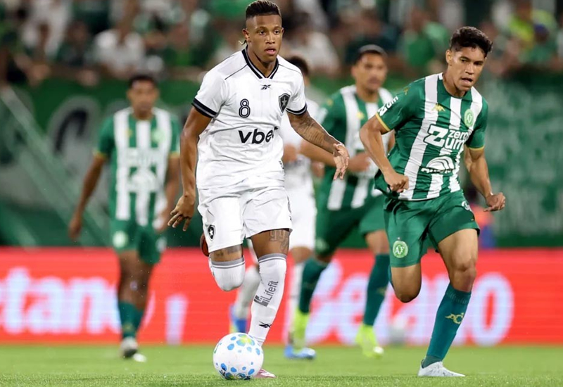 Botafogo domina a Chapecoense, vence com autoridade e avança na tabela do Brasileirão