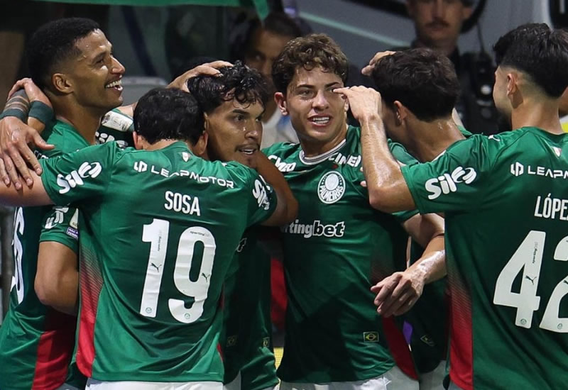 Palmeiras vence o Athletico-PR com um a menos e segue líder isolado