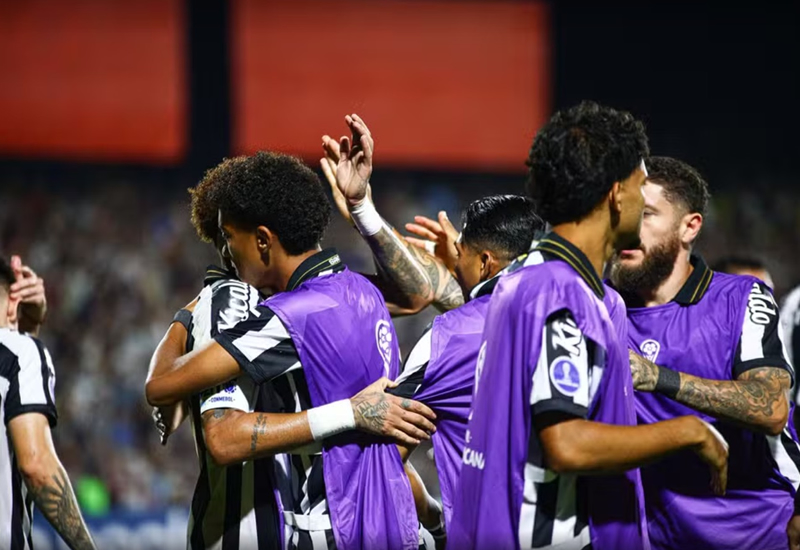Neymar marca pelo Santos e comemora com Robinho Jr. após gol