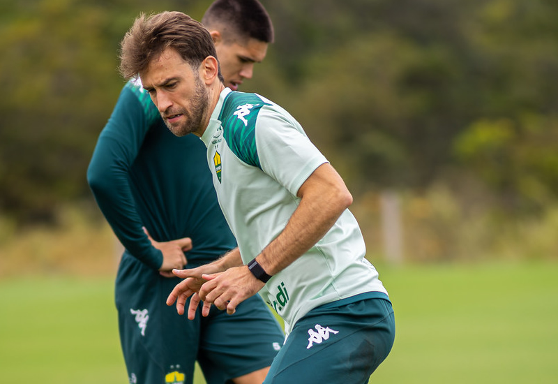 Cuiabá viaja para Recife e encerra preparação antes de duelo contra o Náutico