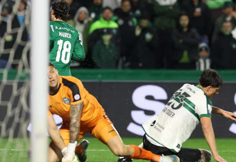Palmeiras bate o Coritiba com dois gols de Maurício e dispara na liderança do Brasileirão