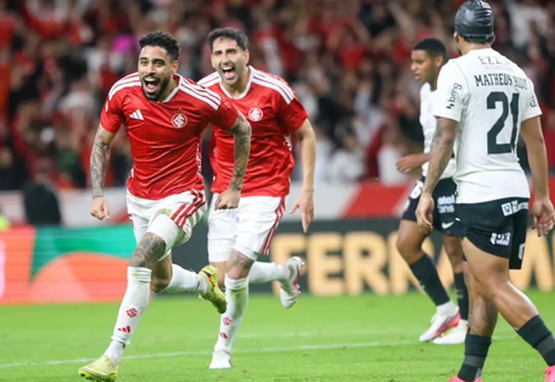 Inter derrota o Corinthians e larga na frente nas oitavas da Copa do Brasil